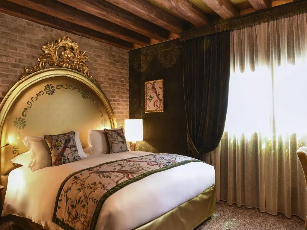 SUITE DELUXE CANAL VIEW Room, Papadopoli Hotel Venezia - MGallery Collection, Venice