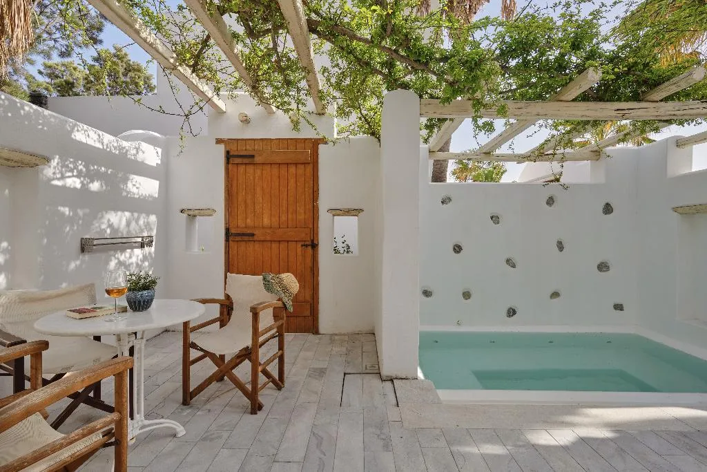 SUITE WITH JACUZZI Room, Meltemi Village, Santorini