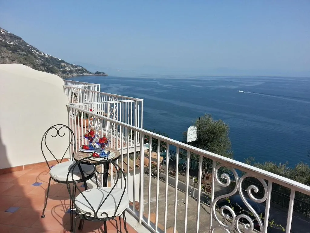 Room, Open Gate, Naples