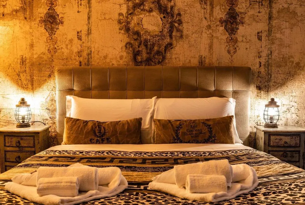 Room, Romantic Dreams, Naples