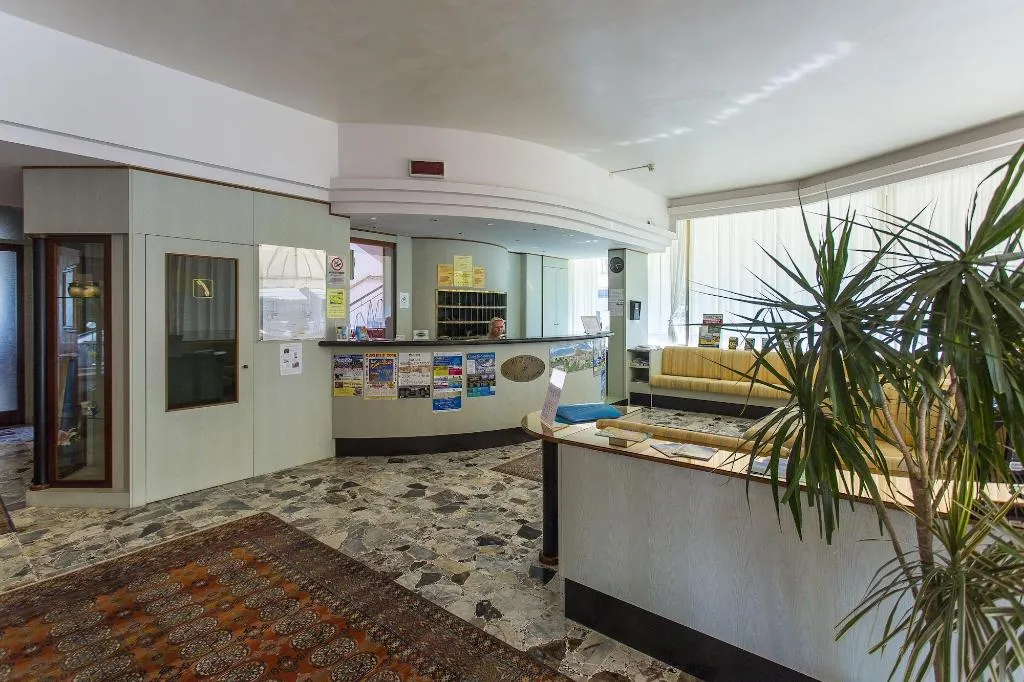 Lobby, Touring, Venice