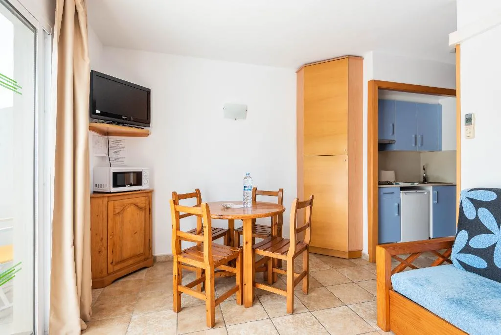 APARTMENT CAPACITY 4 ONE BEDROOM Room, Galdana Gardens, Menorca