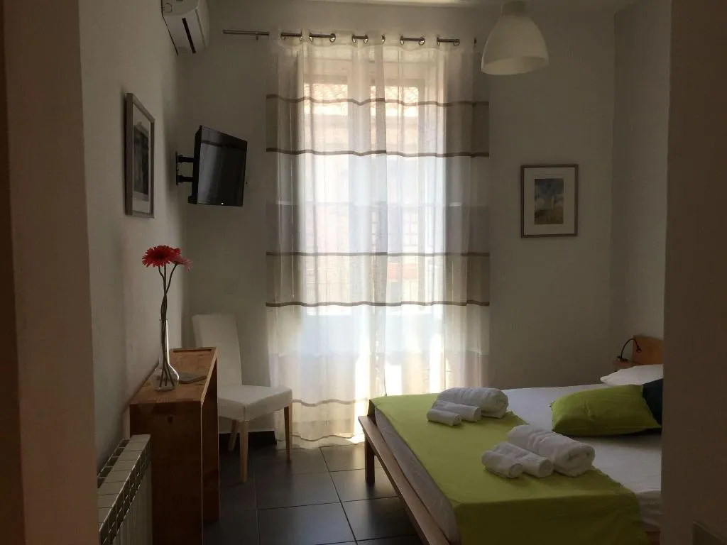 Room, Four Rooms, Catania