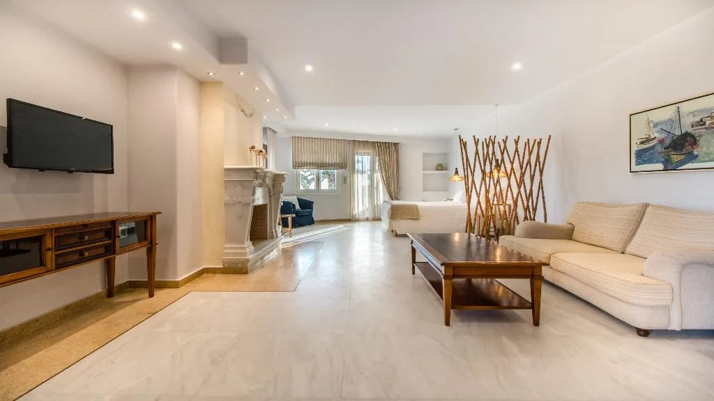 SUITE WITH JACUZZI Room, Finikas Hotel Naxos, Mykonos