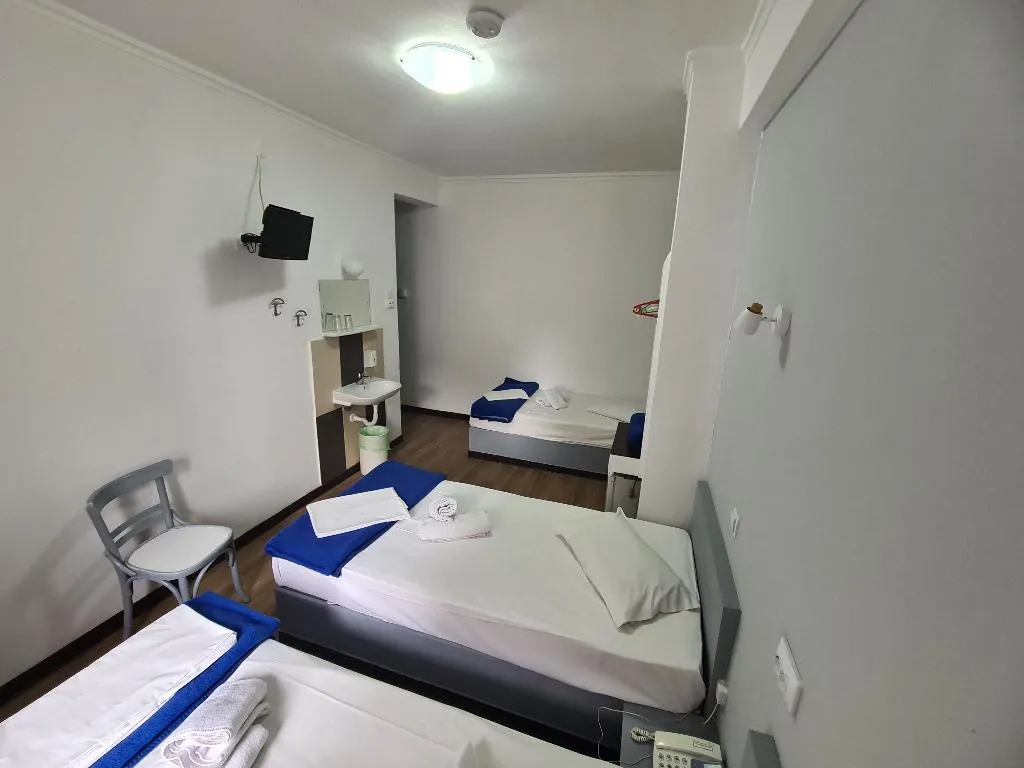 TRIPLE WITH SHARED BATHROOM Room, Sparta Team Hotel- Hostel, Athens