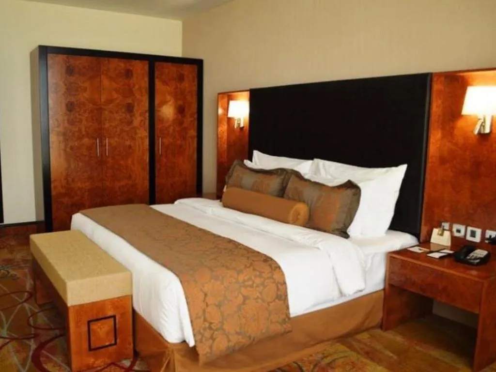 SUITE CLUB Room, Millennium Airport Hotel Dubai, Dubai