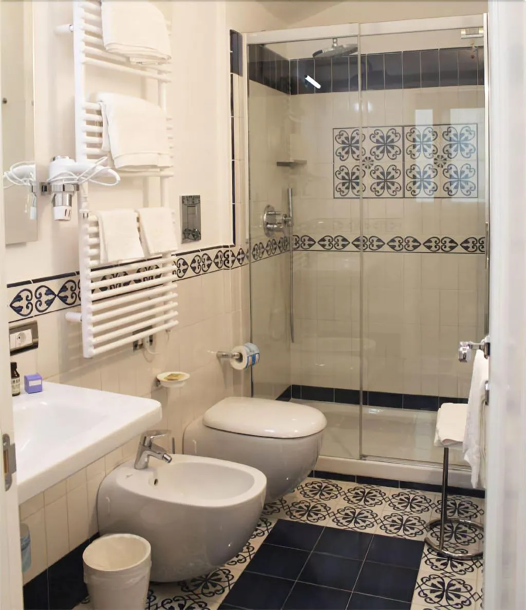 Room, Diecisedici, Naples