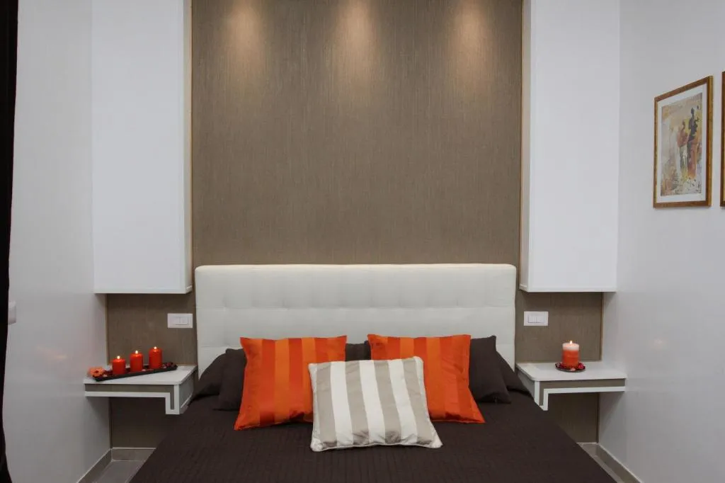 Room, Interno 2 Roma, Naples
