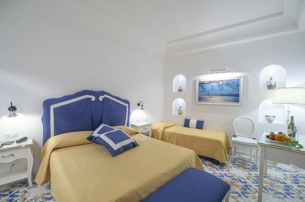 Room, Open Gate, Naples