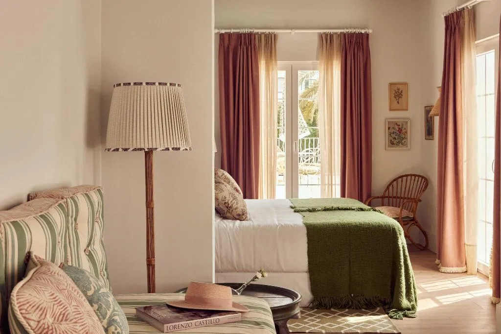 Room, Cristine Bedfor, Menorca