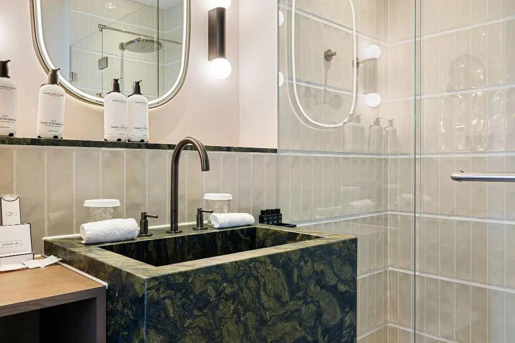 Room, College Hotel Amsterdam, Autograph Collection, Amsterdam