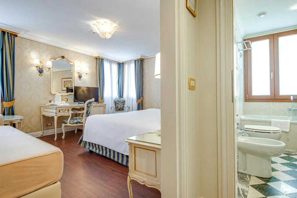 JUNIOR SUITE CANAL VIEW Room, Antiche Figure, Venice