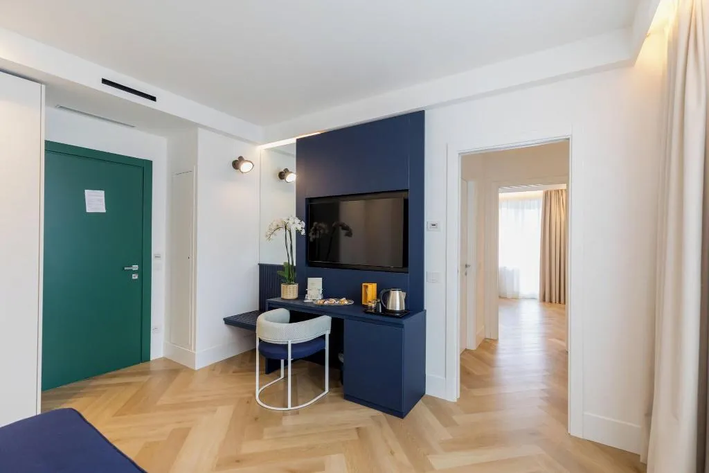SUITE QUEEN SIZE BED Room, Grand Hotel Cesare Augusto, Naples