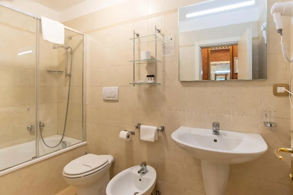 TRIPLE STANDARD Room, La Fenice et des Artistes, Venice