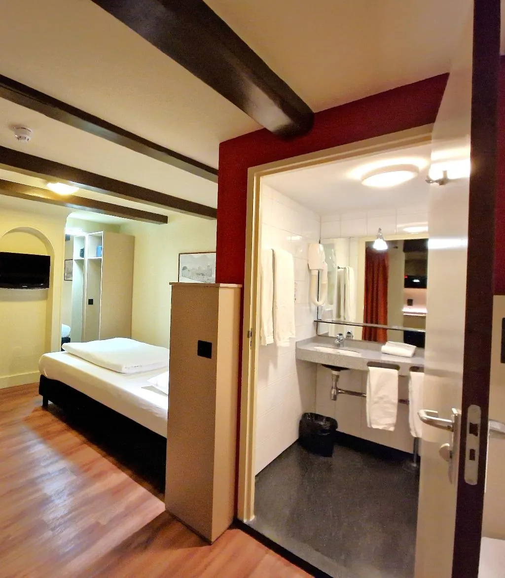 FAMILY ROOM DELUXE Room, A-train, Amsterdam