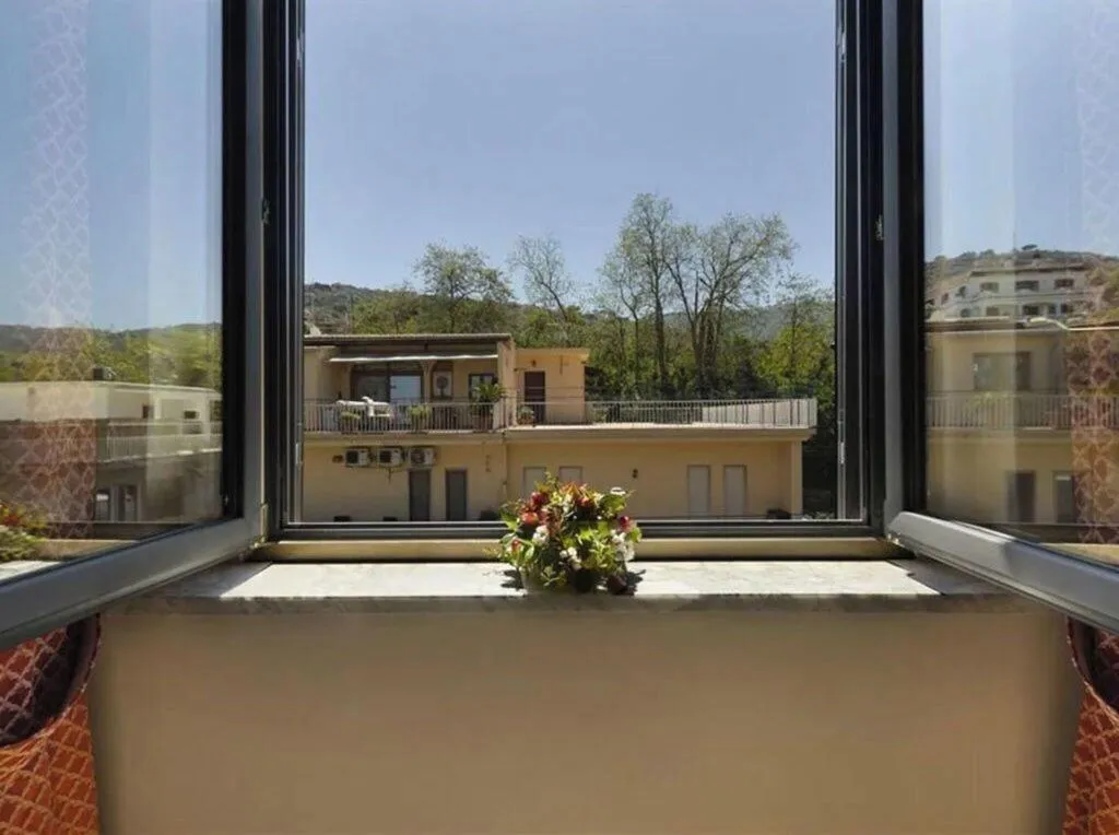 DOUBLE CLASSIC QUEEN BED Room, Hotel Central, Naples