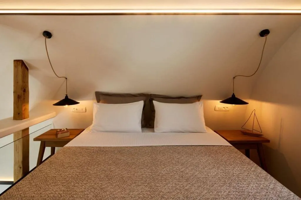 SUITE DELUXE QUEEN BED Room, Hermes, Santorini