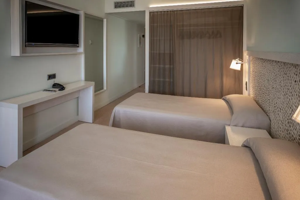 QUADRUPLE PREMIUM Room, Caprici Beach Hotel & Spa, Costa Brava