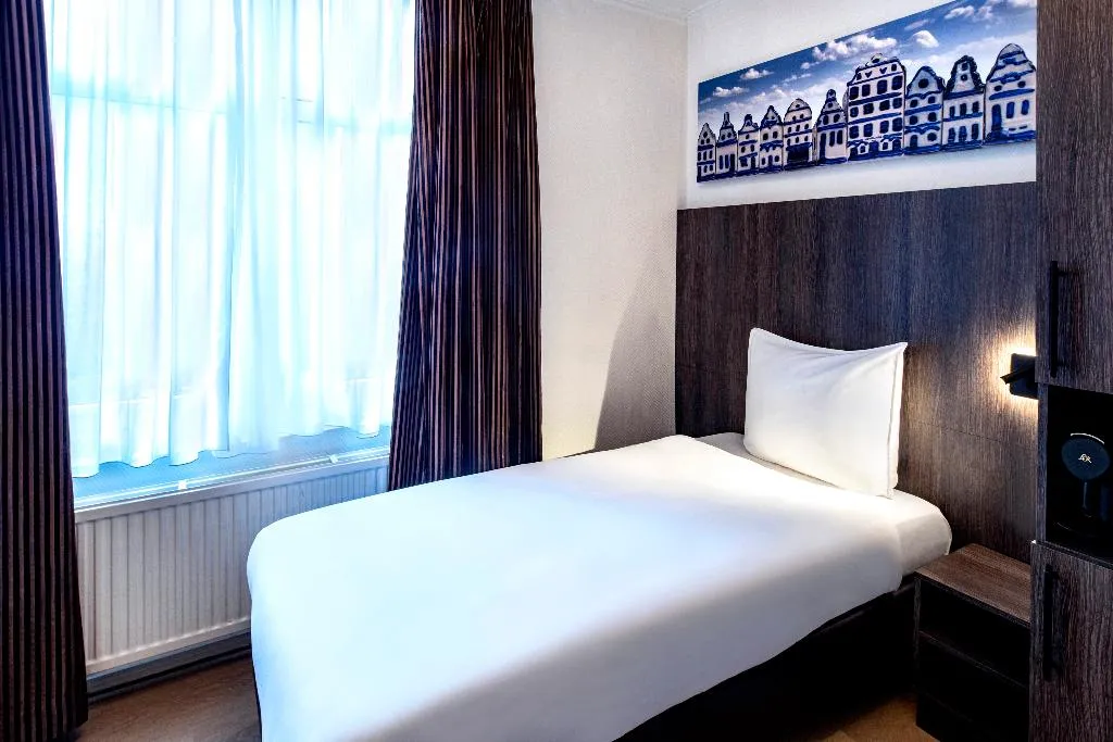 SINGLE BASIC Room, Hotel Nes, Amsterdam