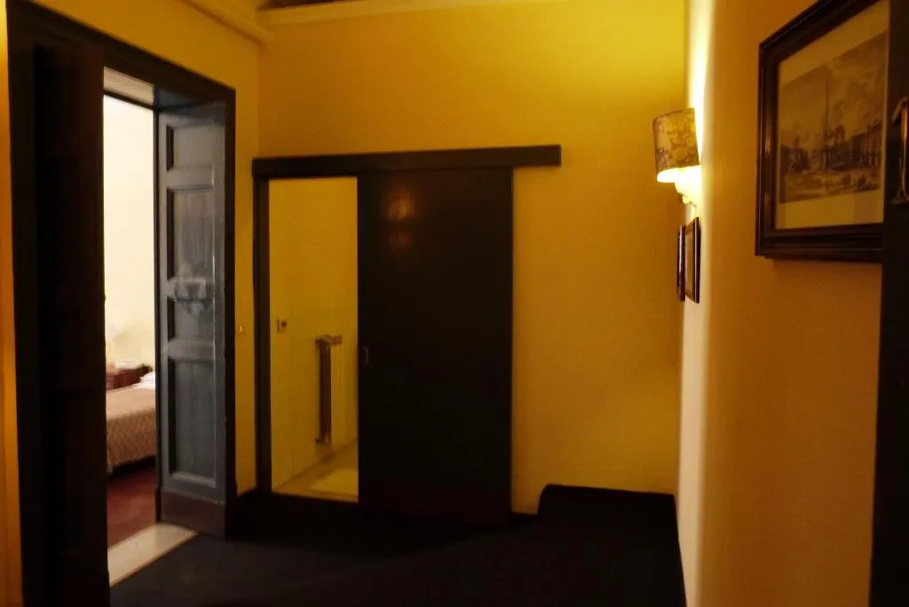 Room, Hoteletnea 316, Catania