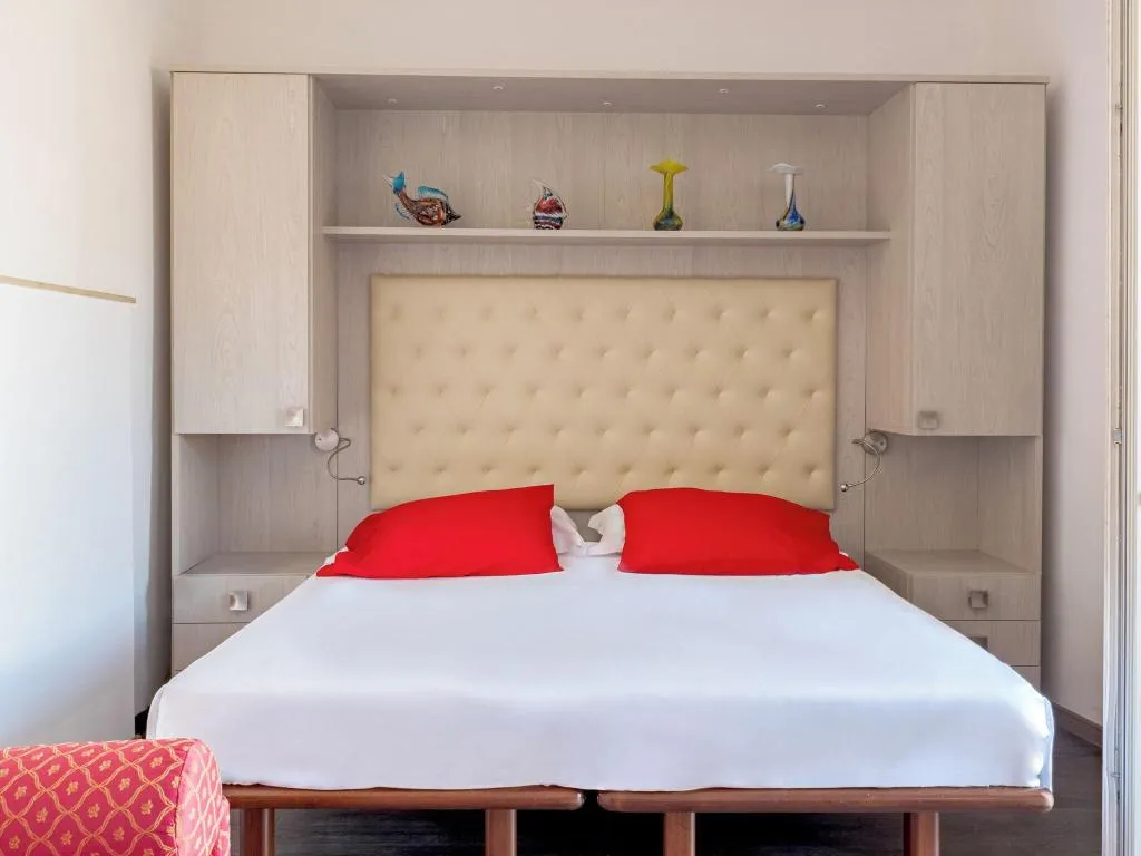 QUADRUPLE KING BED ONE BEDROOM  Room, Hotel Cristina, Naples