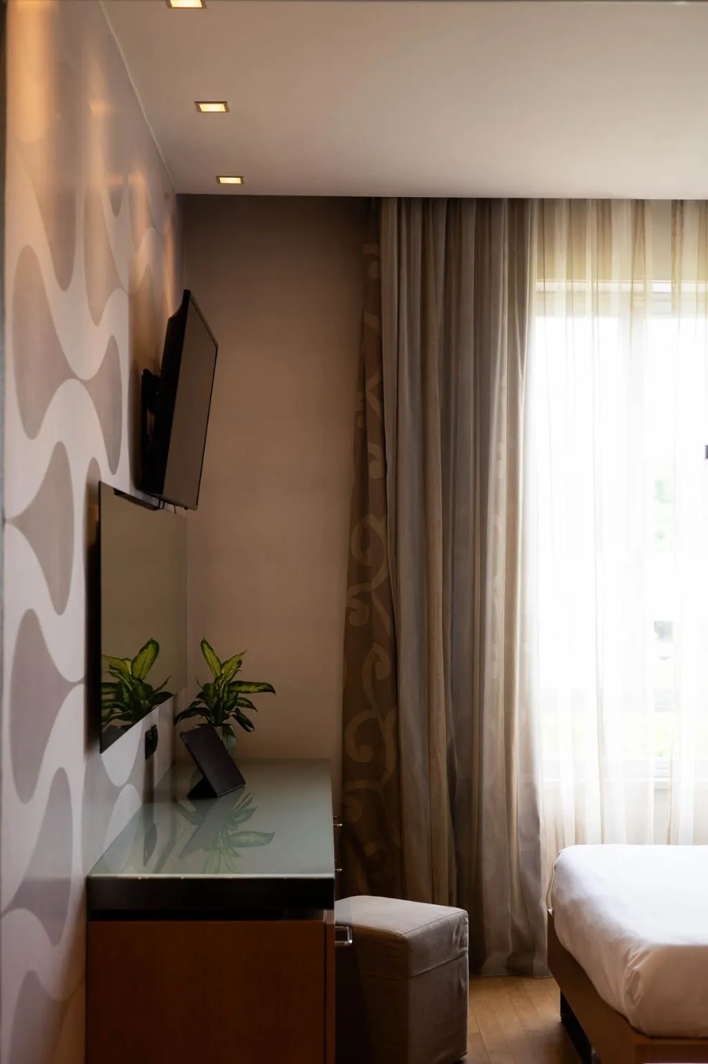 DOUBLE CLASSIC QUEEN BED Room, Axolute Comfort Hotel - Cantu, Milan