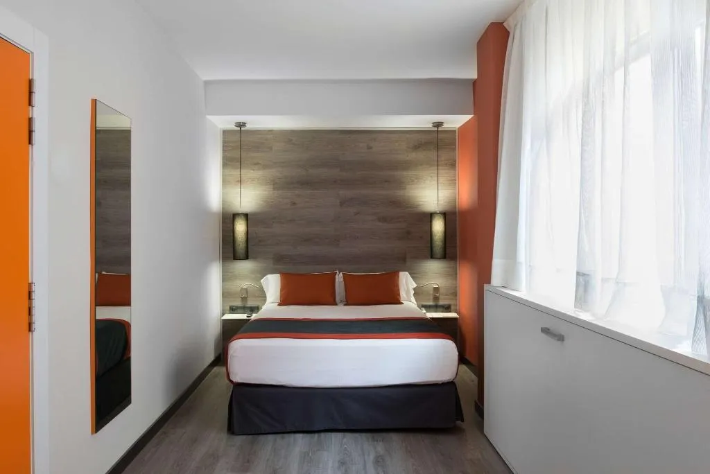TRIPLE THREE BEDS Room, Catalonia Mikado, Barcelona