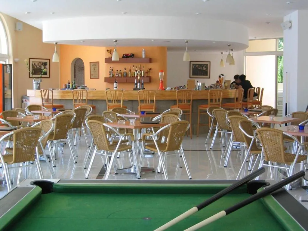 Bar, Summerland, Rhodes