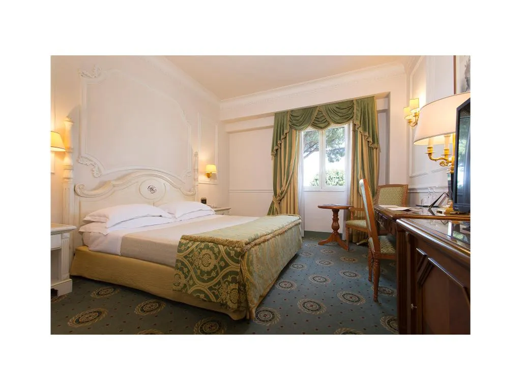 QUADRUPLE STANDARD Room, Grand Hotel Vanvitelli, Naples