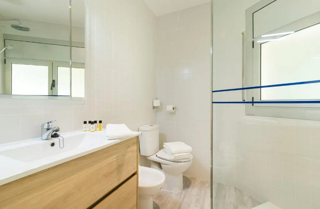 QUADRUPLE WITH BALCONY Room, Ancora, Costa Brava