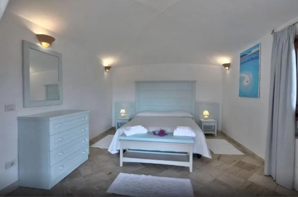 Room, Nibaru, Olbia