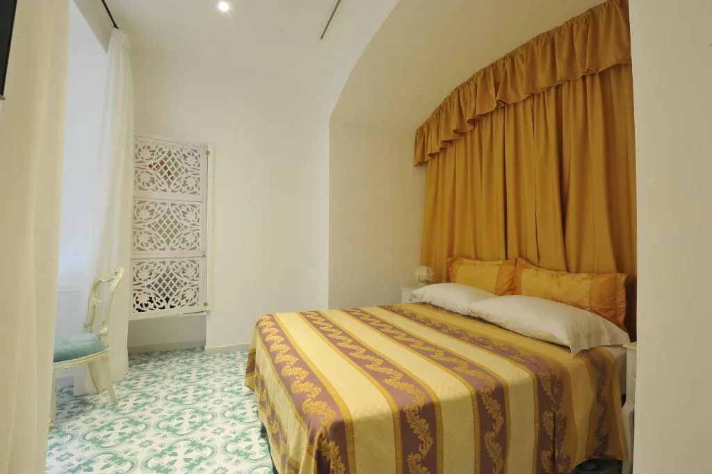 Room, Surriento Suites, Naples