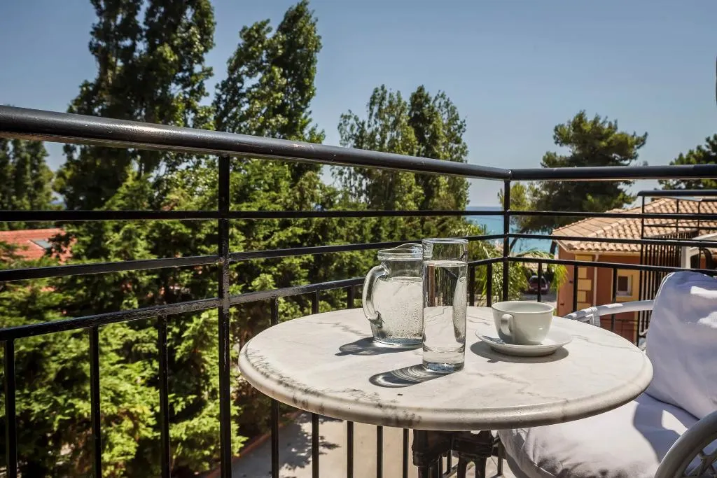 TWIN WITH DOUBLE BED Room, Makis Hotel, Kefallinia