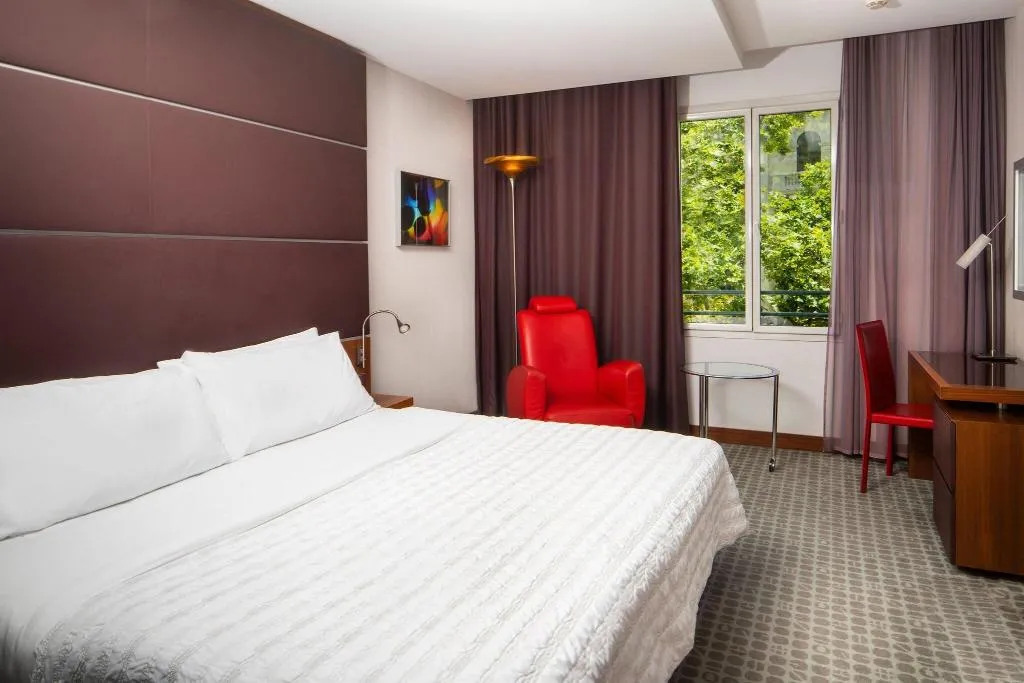 DOUBLE DELUXE KING BED Room, Le Meridien Barcelona, Barcelona
