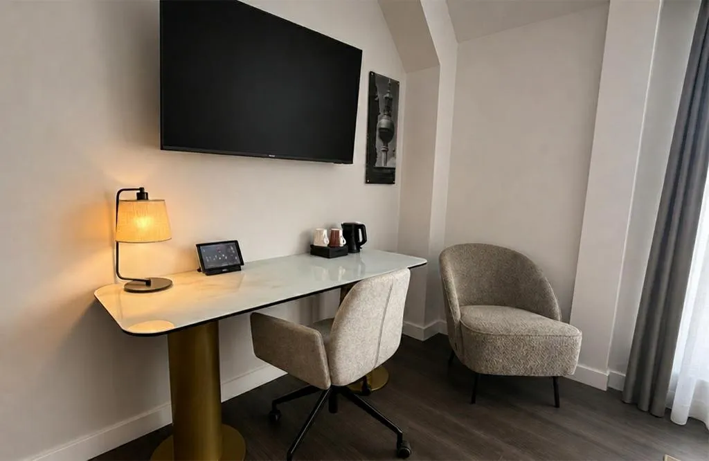 TRIPLE STANDARD Room, Leonardo Hotel Berlin, Berlin