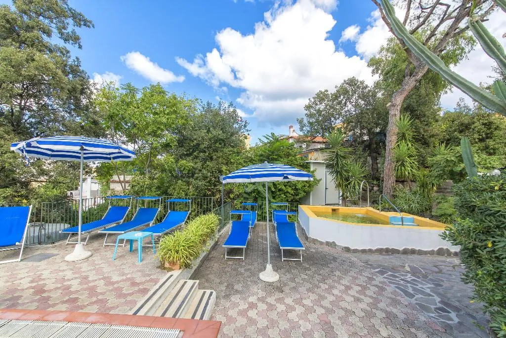 Pool, Vittoria, Naples