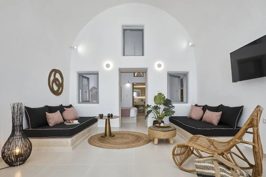 SUITE WITH PRIVATE POOL Room, You And Me Suites, Santorini