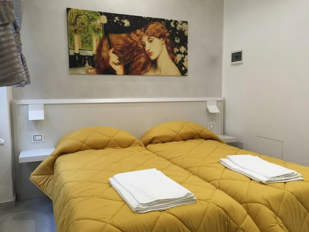Room, Picaflor, Milan