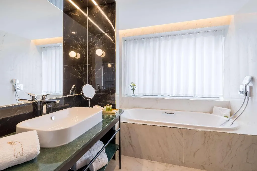 JUNIOR SUITE STANDARD Room, Barceló Torre de Madrid, Madrid