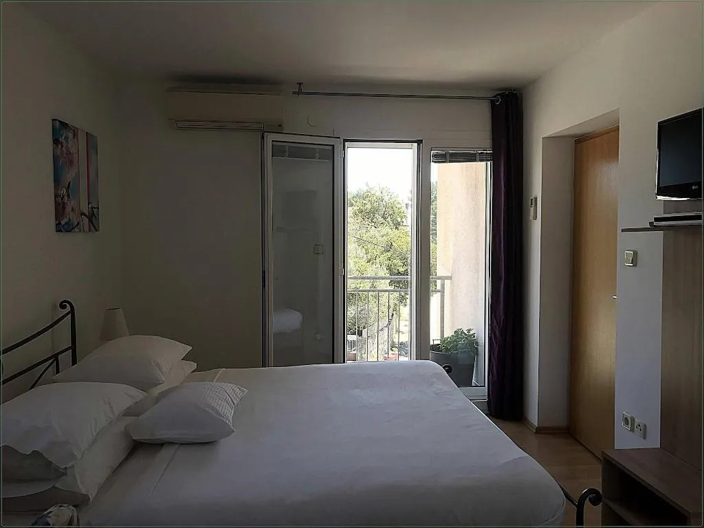 Room, Pink Inn, Split