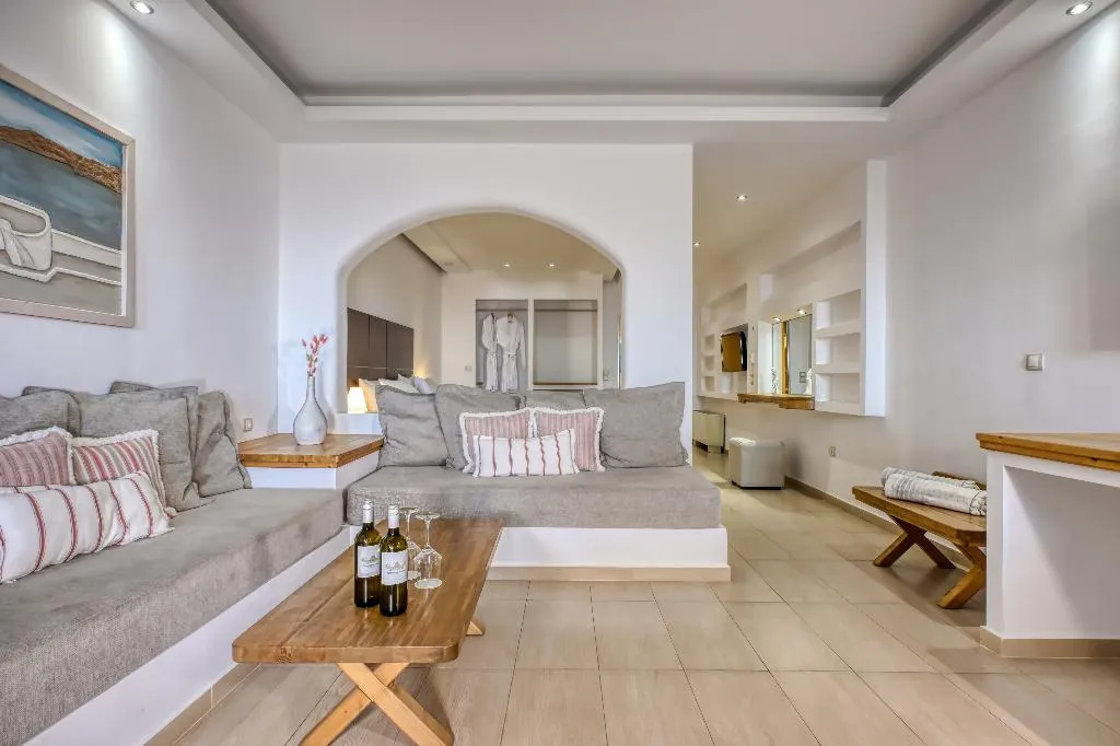 SUITE WITH JACUZZI Room, splendour hotel and suites, Santorini