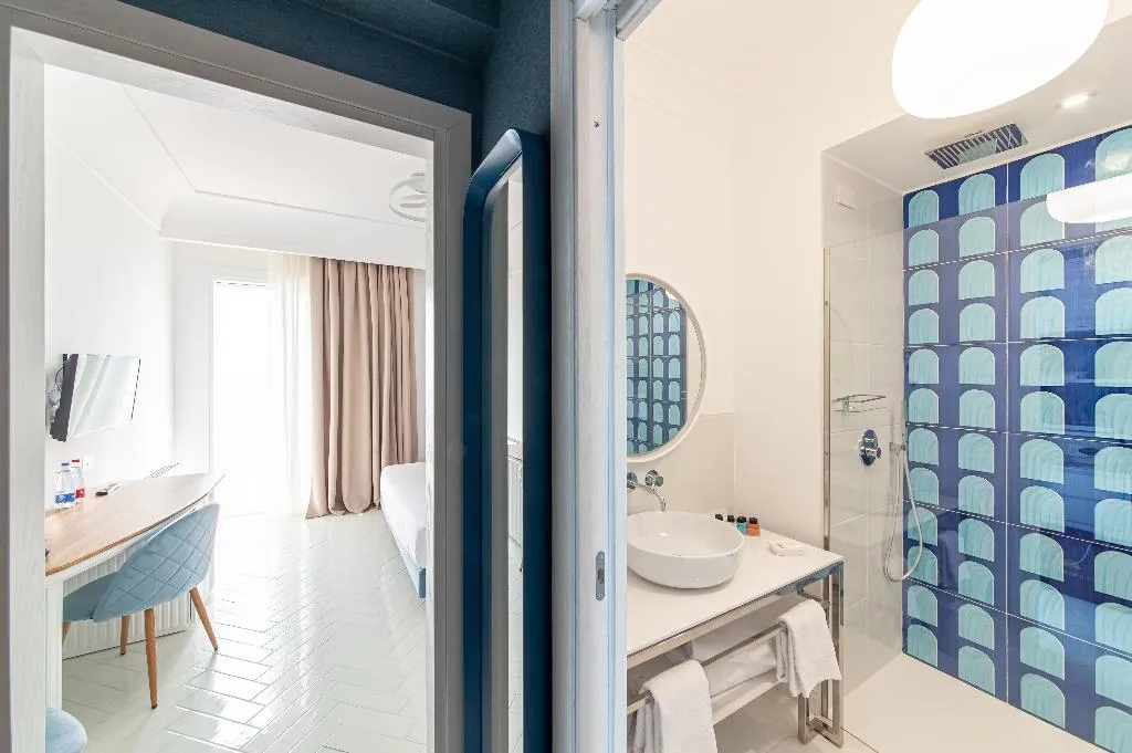 DOUBLE DELUXE SEA VIEW WITH BALCONY Room, Hotel Club Due Torri, Naples