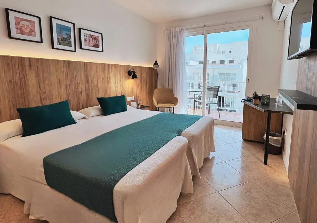 DOUBLE WITH TERRACE Room, Hotel Alfons, Menorca