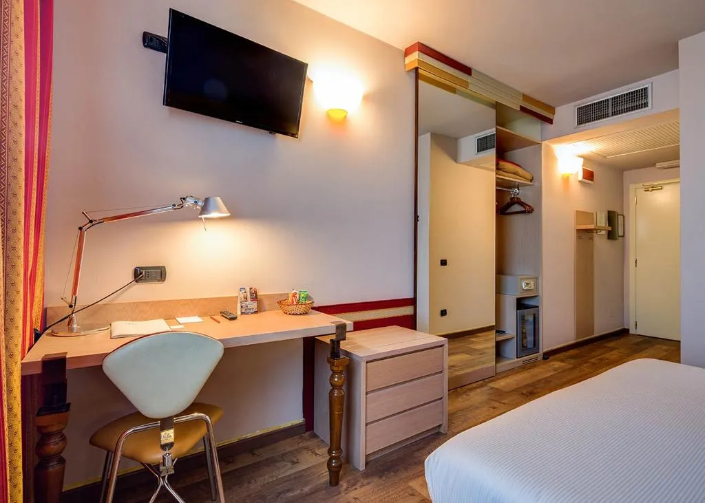 Room, Art & Hotel Aeroporto, Milan