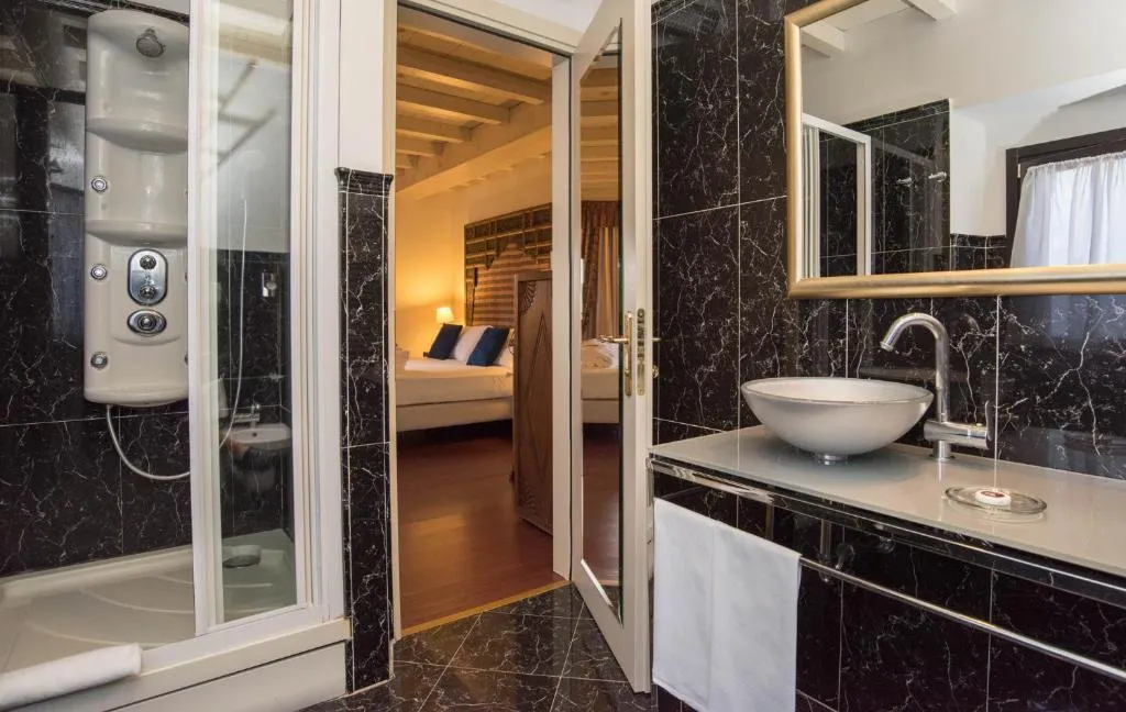 SUITE CAPACITY 3 Room, Hotel Villa Porro Pirelli, Milan