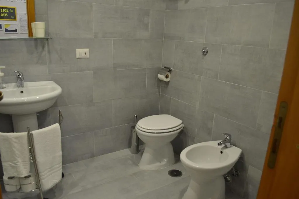 Room, Bassetto 013, Naples