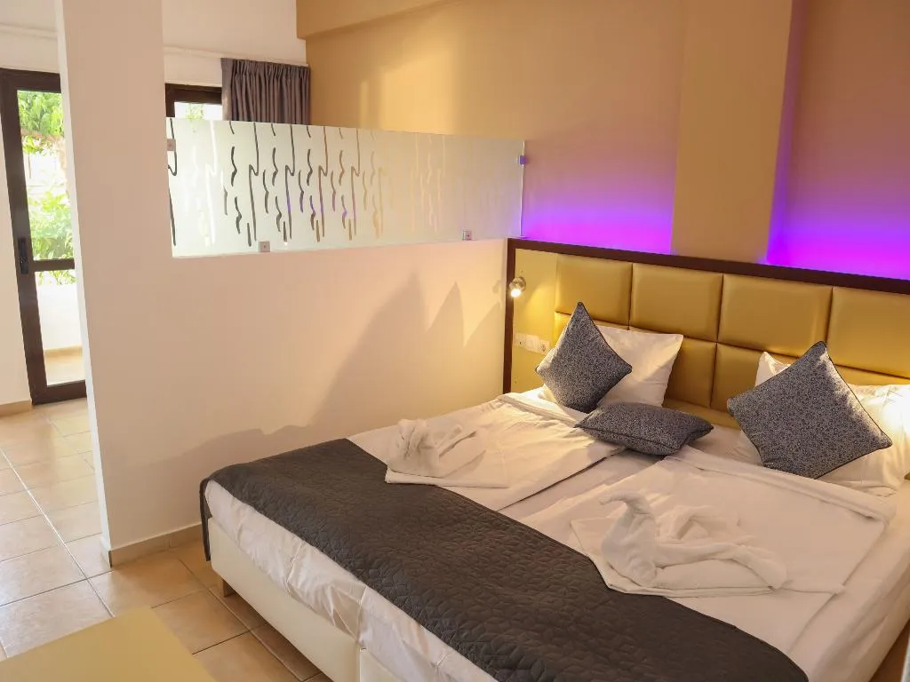 TRIPLE SUPERIOR TWO DOUBLE BEDS Room, Sunset Paradise, Crete