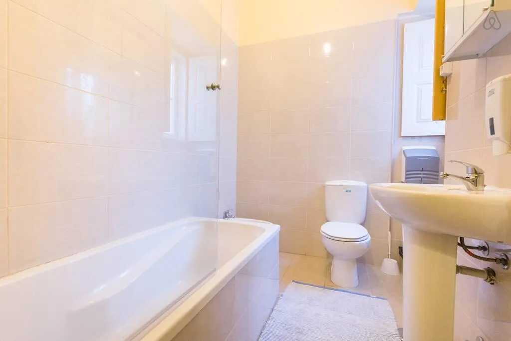 DOUBLE WITH SHARED BATHROOM Room, Well’Come! to The Backyard House, Algarve