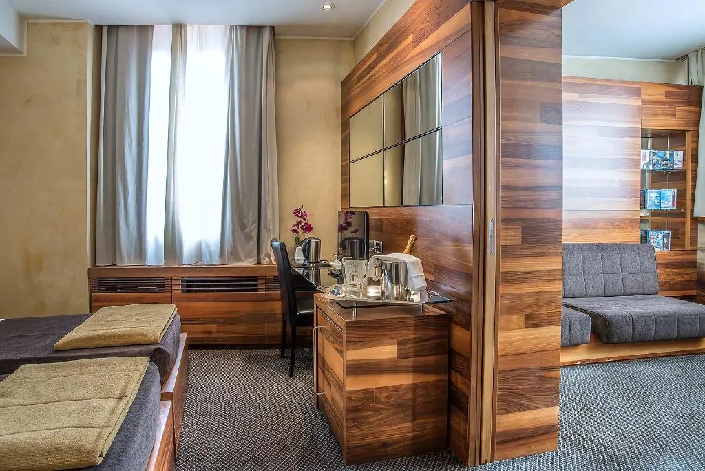 Room, Tritone, Rome
