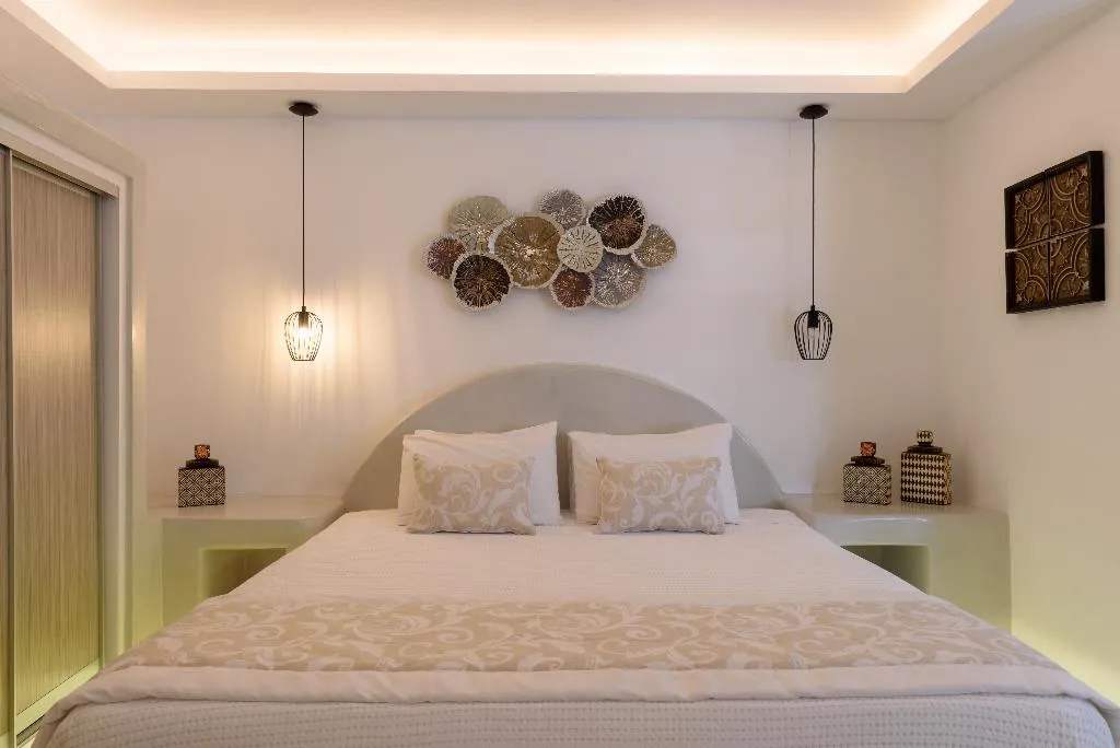 SUITE WITH JACUZZI Room, Kamares Apartments, Santorini